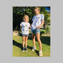 Load image into Gallery viewer, 'Huia Kiss Kiss Kiss' | Womens | T-Shirt | HDNZ